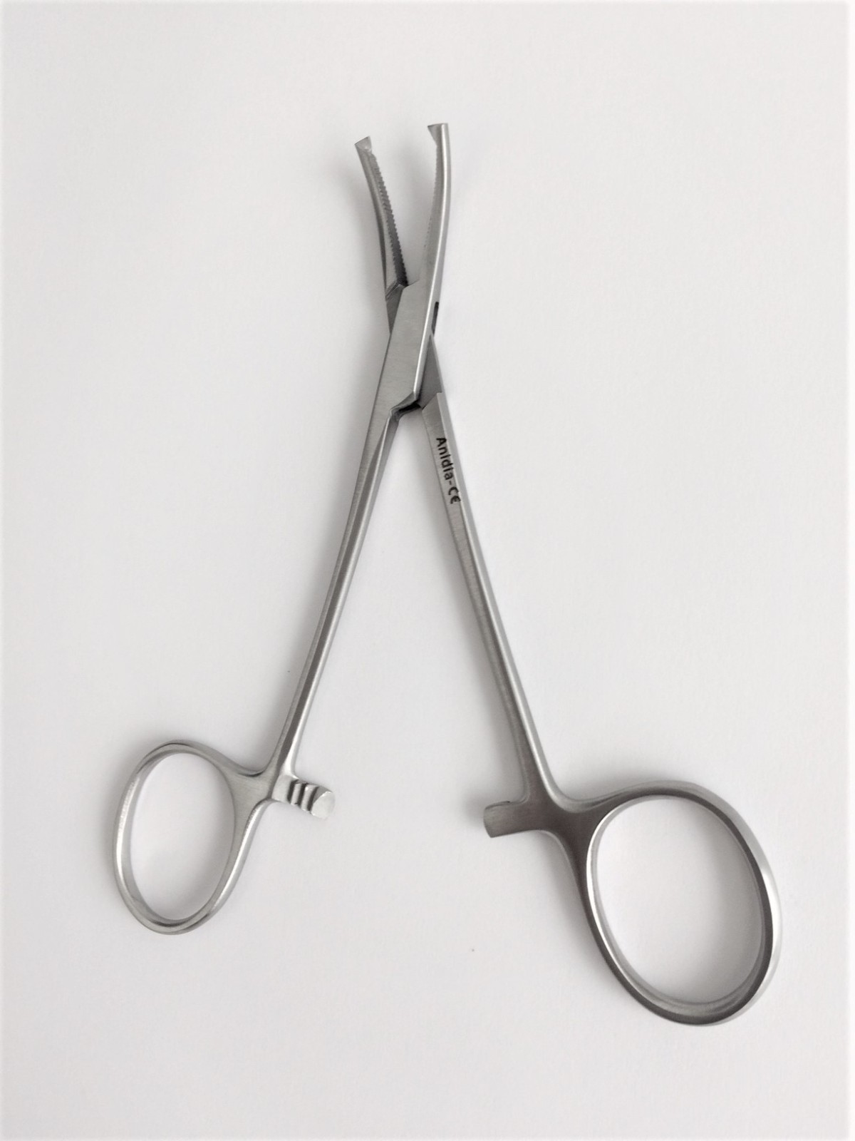 Pinza mosquito curva con dientes [13cm]